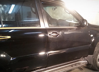 Подетальне полірування кузова автомобіля. Для порівняння – до та після полірування.