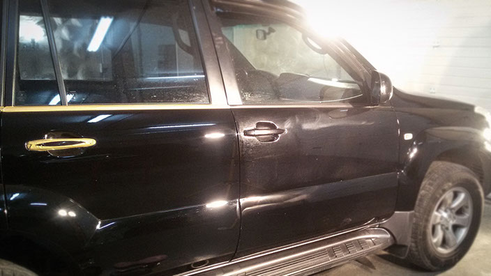 Подетальне полірування кузова автомобіля. Для порівняння – до та після полірування.