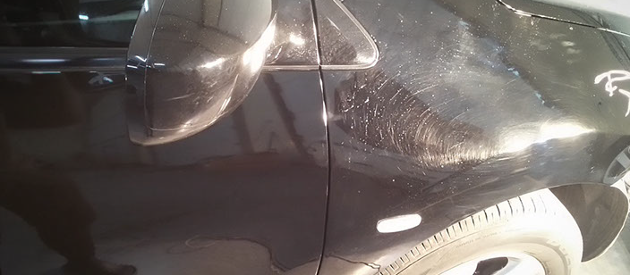 Подетальне полірування кузова автомобіля. Для порівняння – до та після полірування.