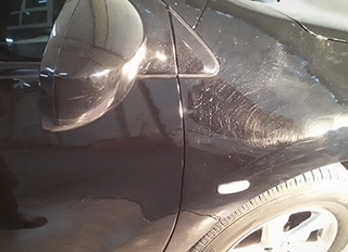 Подетальне полірування кузова автомобіля. Для порівняння – до та після полірування.