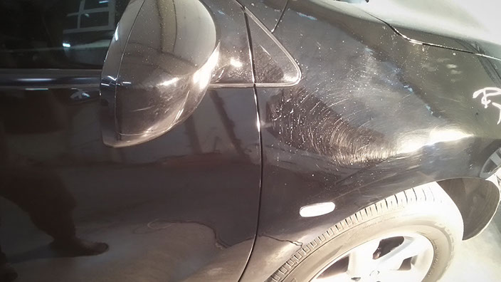 Подетальне полірування кузова автомобіля. Для порівняння – до та після полірування.