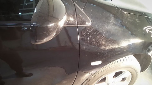 Подетальне полірування кузова автомобіля. Для порівняння – до та після полірування.