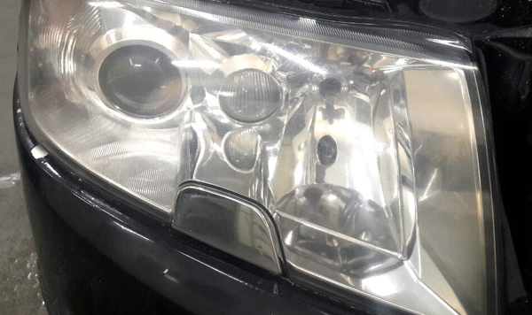 Скло фар після глибокого шліфування та полірування.