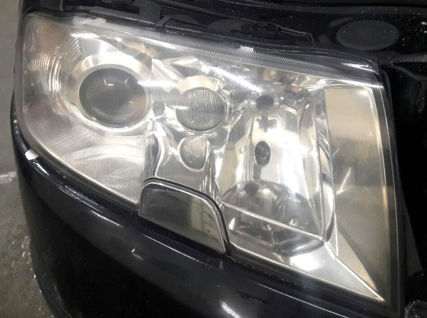 Скло фар після глибокого шліфування та полірування.