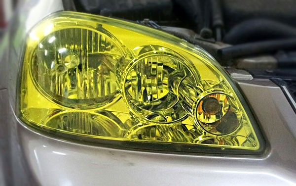 Шліфування скла фар. Бронювання авто оптики кольоровою прозорою плівкою.